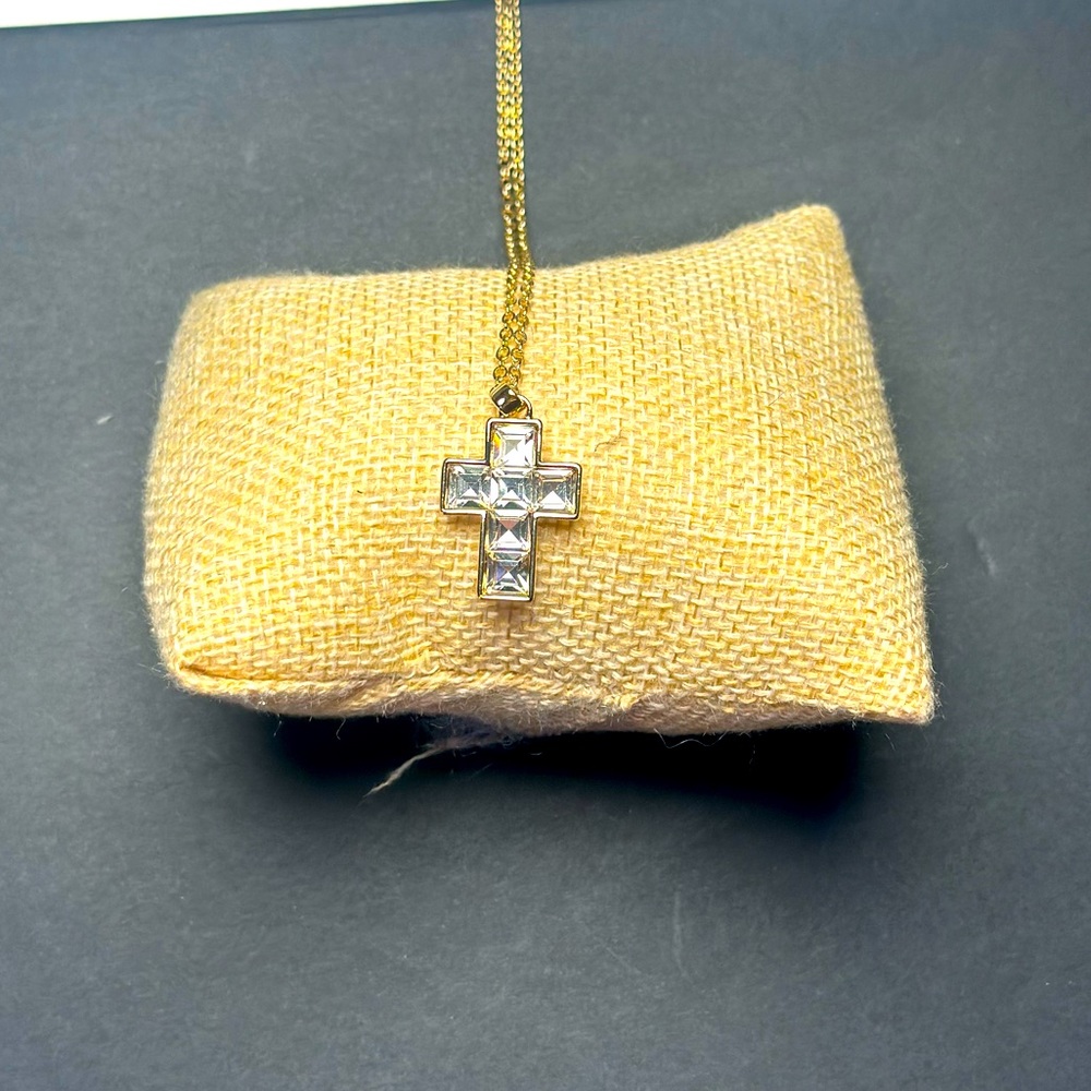 Parklane  Glory Necklace Elegant Gold Cross Pendant Necklace